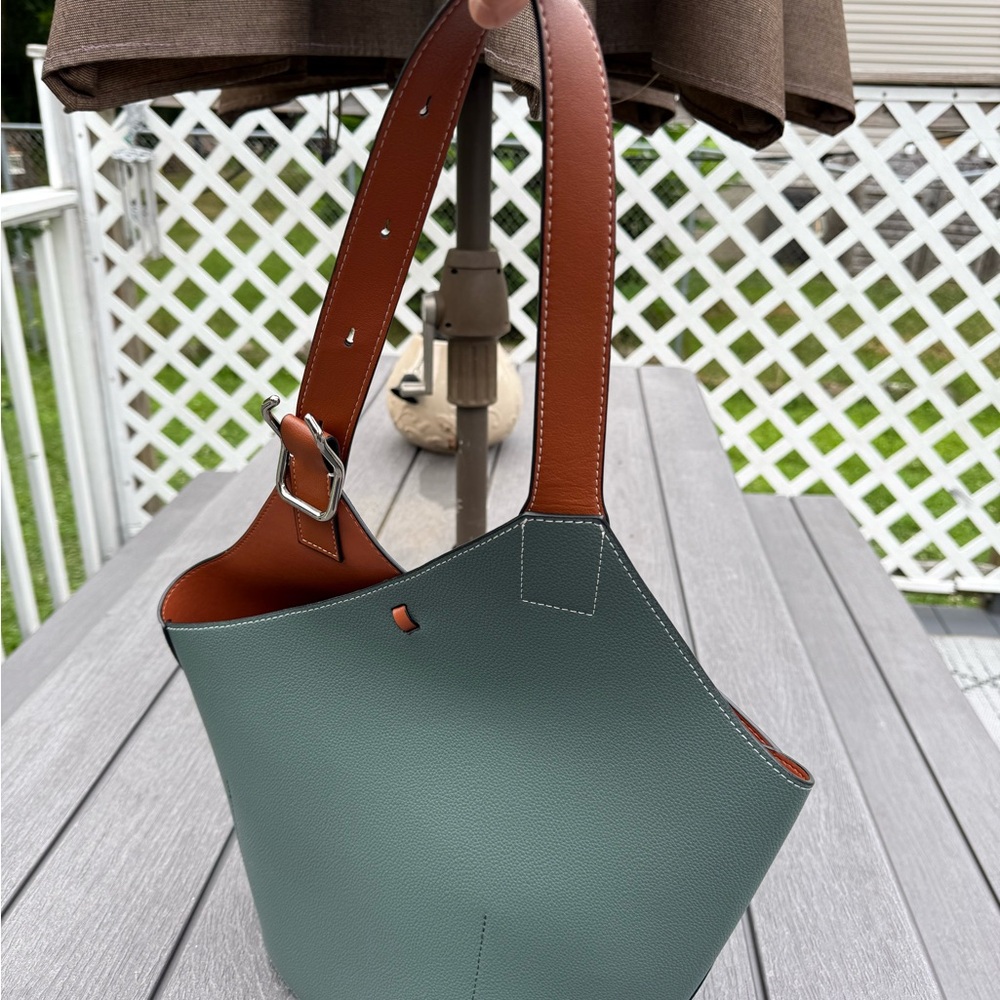 Elegant Green Leather Tote Bag